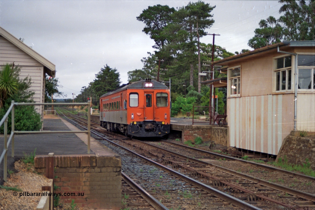 137-1-01
Broadford station overview, broad gauge V/Line DRC class diesel rail car DRC 41 built in November 1971 by Tulloch Ltd on a down Seymour passenger service.
Keywords: DRC-class;DRC41;Tulloch-Ltd-NSW;