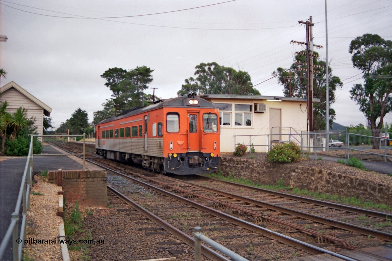 137-1-02
Broadford station overview, broad gauge V/Line DRC class diesel rail car DRC 41 built in November 1971 by Tulloch Ltd on a down Seymour passenger service departing the station.
Keywords: DRC-class;DRC41;Tulloch-Ltd-NSW;