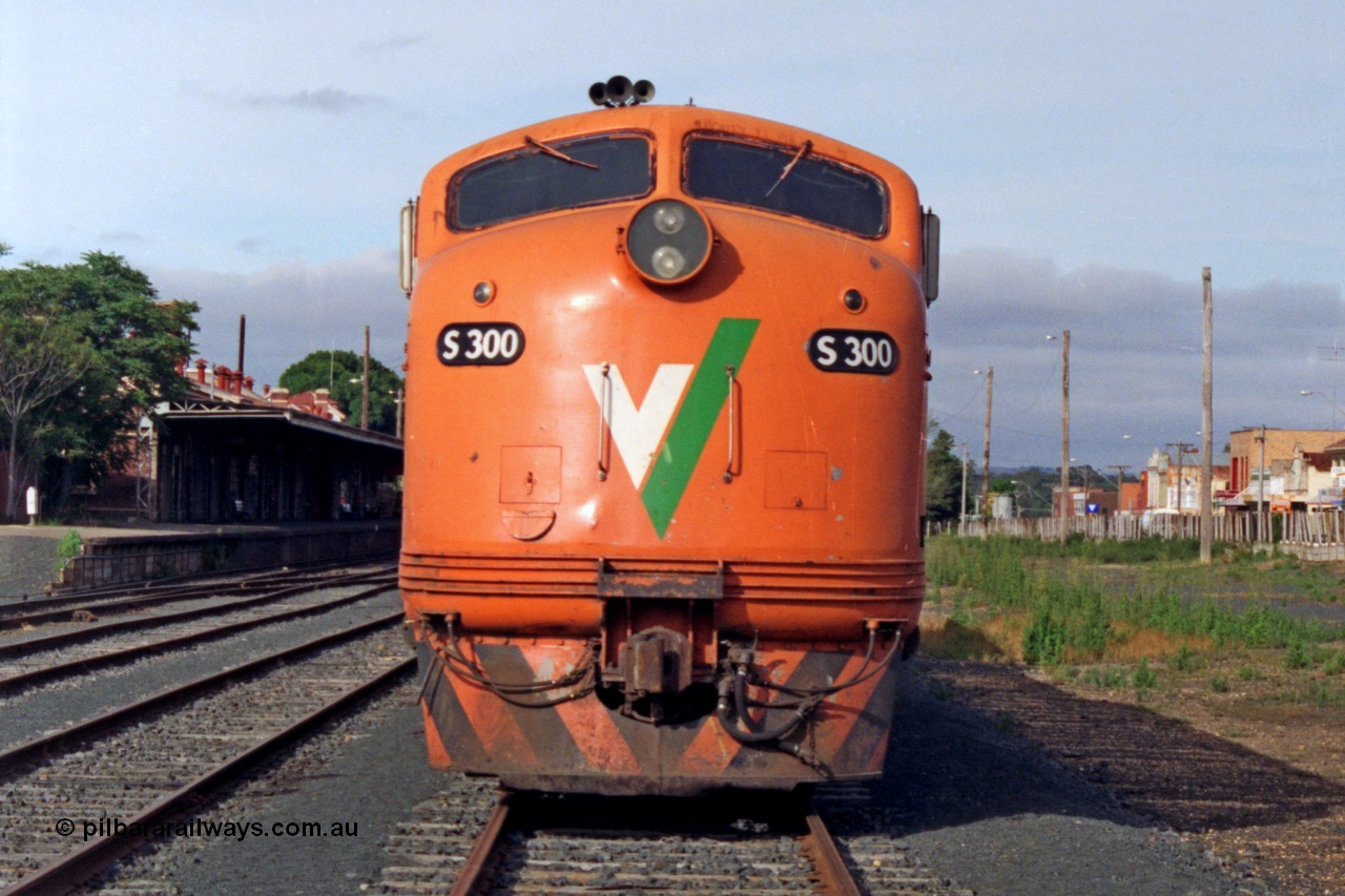 137-1-03
Seymour station yard, broad gauge V/Line S class leader S 300 'Matthew Flinders' Clyde Engineering EMD model A7 serial 57-164 on the point of stabled down Wodonga goods train 9303, the yard has been rationalised.
Keywords: S-class;S300;Clyde-Engineering-Granville-NSW;EMD;A7;57-164;bulldog;