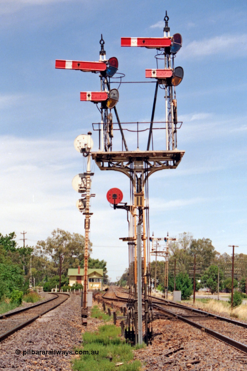 137-1-15
Violet Town station overview, up home semaphore signal post 11 controlling the broad gauge station yard track on the right, while searchlight signal post VTN2 (facing way) controls the entrance to the standard gauge loop on the left, which is behind the photographer.
