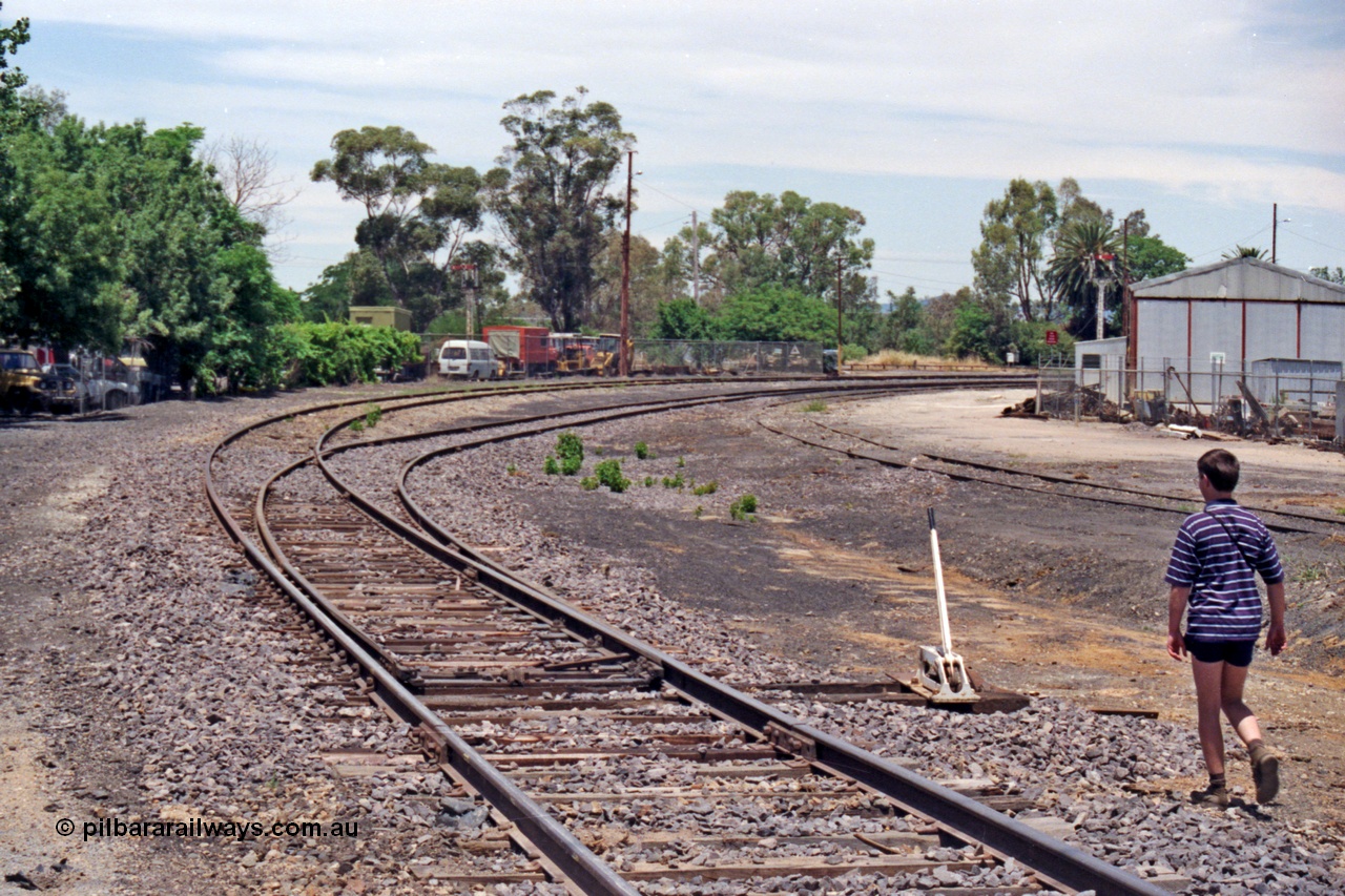 137-1-17
Benalla, Yarrawonga line, points to Siding J spiked normal, Pivot depot on the right, up home semaphore signal post 33 for the Wodonga line is in the middle of frame, semaphore signal post 29, up home Yarrawonga line is visible near the Pivot shed.
