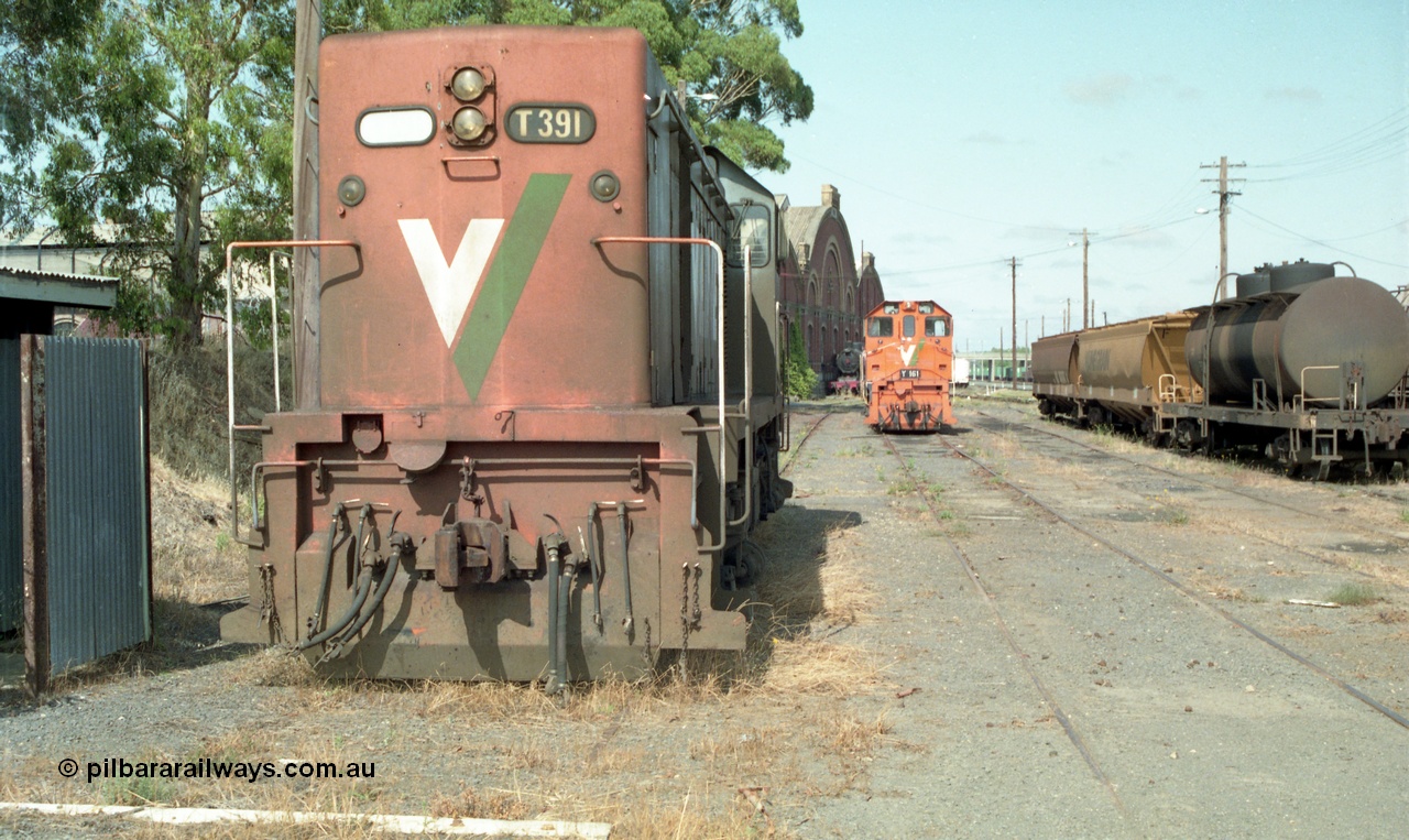 138-01
Bendigo loco depot, V/Line broad gauge locos T class T 391 Clyde Engineering EMD model G8B serial 65-421 and Y class Y 161 Clyde Engineering EMD model G6B serial 67-581, VHHF class bogie grain waggons and a bogie oil tank waggon.
Keywords: T-class;T391;Clyde-Engineering-Granville-NSW;EMD;G8B;65-421;Y-class;Y161;G6B;67-581;