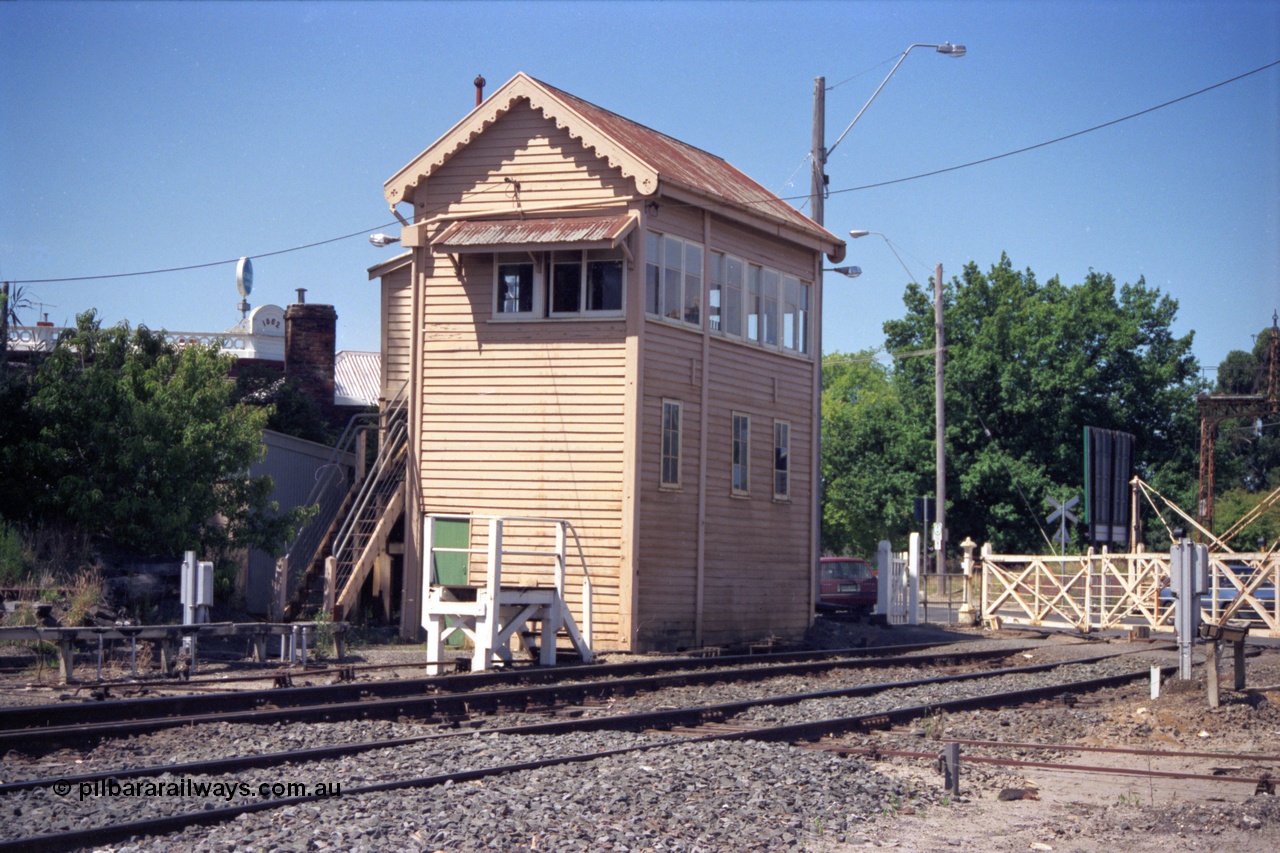 140-1-04
Ballarat East signal box and staff exchange platform, used for the line to Buninyong, also shows Humffray St interlocked gates and point rodding.
