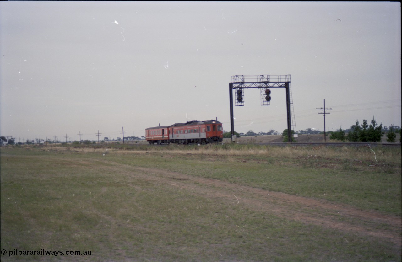 140-2-16
Deer Park West, V/Line broad gauge Tulloch Ltd DRC class diesel rail car and MTH class trailer, down Bacchus Marsh passenger service, searchlight signal gantry.
Keywords: DRC-class;Tulloch-Ltd-NSW;