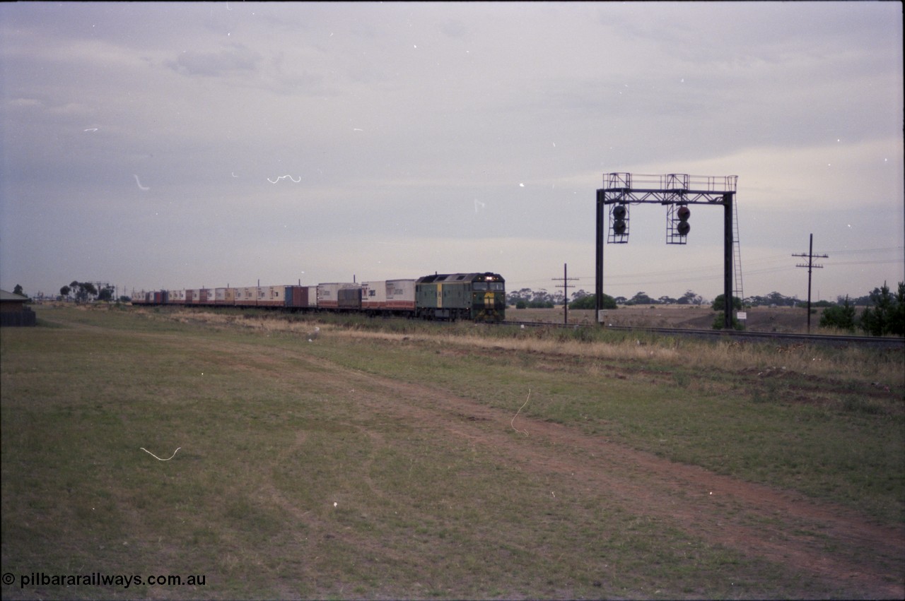 140-2-20
Deer Park West, Australian National broad gauge BL class locomotive Clyde Engineering EMD model JT26C-2SS in AN livery leading a down Adelaide bound goods train.
Keywords: BL-class;Clyde-Engineering-Rosewater-SA;EMD;JT26C-2SS;