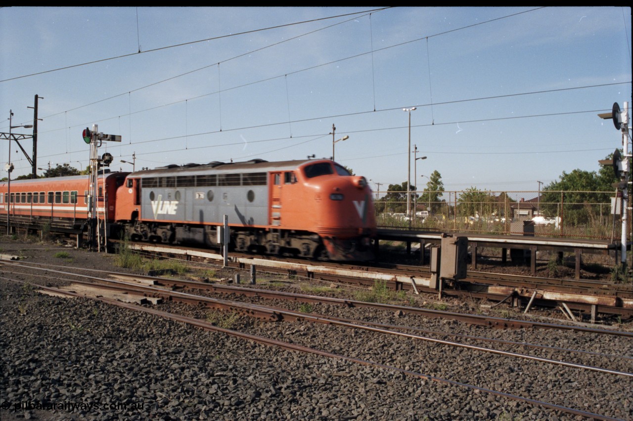 141-2-06
Sunshine, broad gauge V/Line B class loco B 76 Clyde Engineering EMD model ML2 serial ML2-17 and N set with an up passenger train runs through express to Melbourne.
Keywords: B-class;B76;Clyde-Engineering-Granville-NSW;EMD;ML2;ML2-17;bulldog;