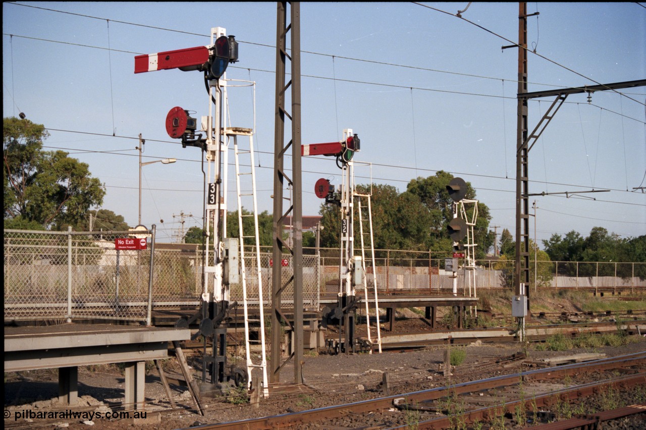 141-2-25
Sunshine, view of all the up home signals on the passenger platforms, from semaphore and disc signal post 33 for platform No.3, semaphore and disc signal post 32 for platform No.2 and searchlight signal post 62 for platform No.1, standard gauge platform in the background.
