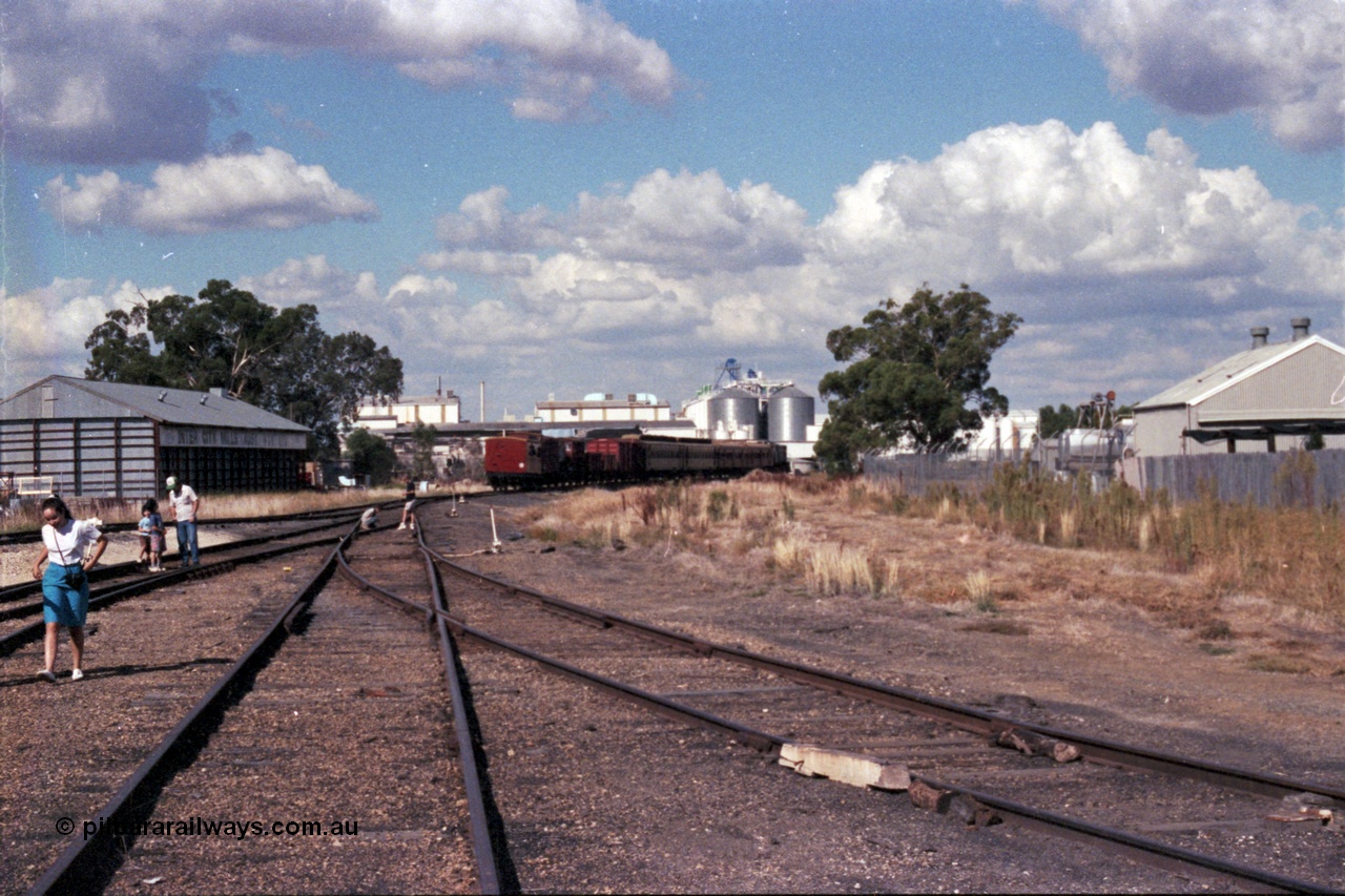 143-34
Wahgunyah, trailing shot of the up 'Stringybark Express' mixed special departing, the shed on the left is Inter City Mills Aust a former name for what became Uncle Tobys, that factory is in the background, the reason for the line remaining open.
