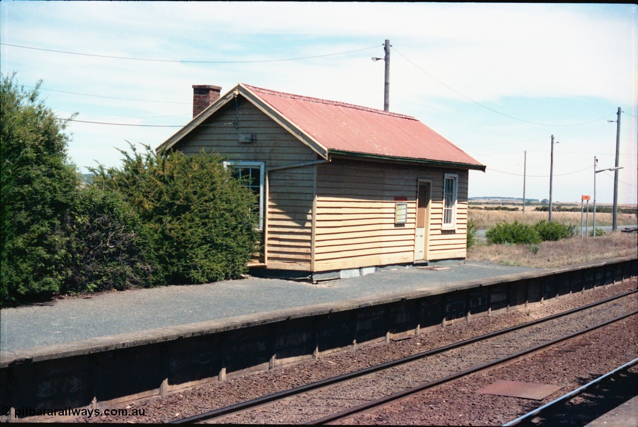 145-13
Wallan, up or No.2 platform waiting room, station platform and pit, looking from down platform.
