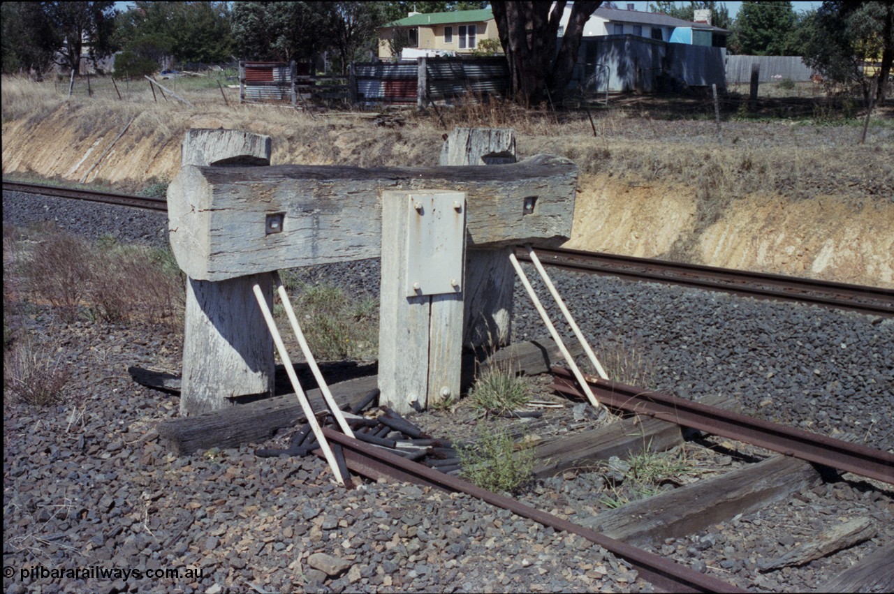 146-26
Broadford, buffer stop located near station on up Refuge Siding, standard gauge line behind it.

