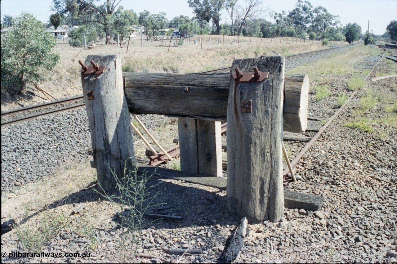 146-27
Broadford, buffer stop located near station on up Refuge Siding looking south standard gauge line on the left, up platform in the distance.
