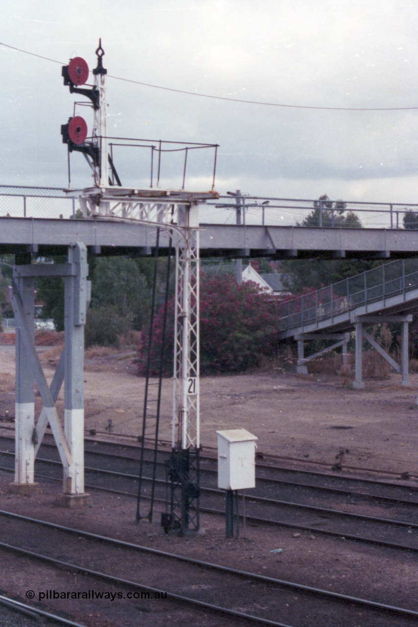 148-05
Wangaratta, disc signal post 21, Up signals from Siding C to No.2 Road towards post 14, and to No.3 Road towards post 15, telephone cabinet for signal box at foot of post, footbridge behind, looking south from footbridge ramp.
