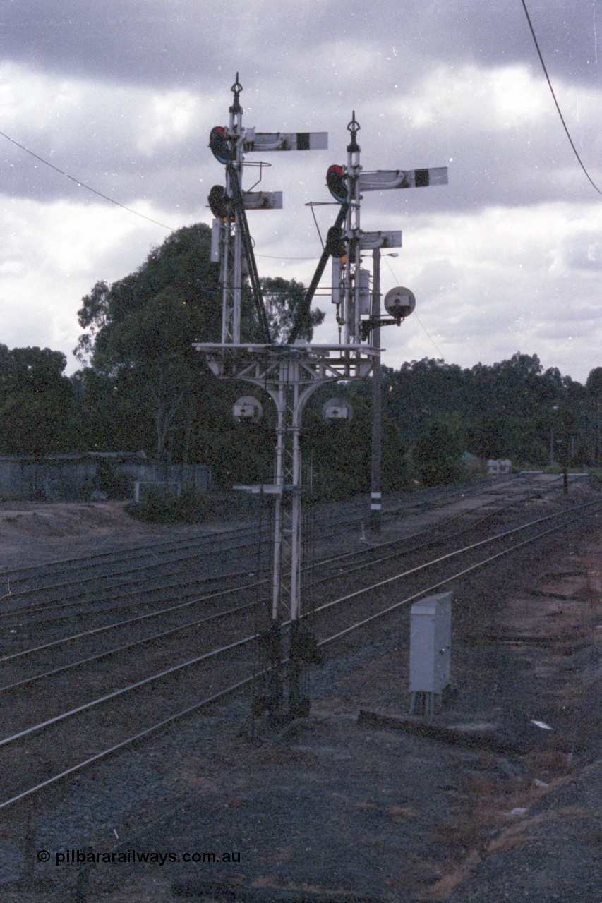 148-06
Wangaratta, semaphore and disc bracket signal post 23, Up Home and Calling-on signals, disc shunting signals, rear view taken from footbridge, No.3, 4 and 5 Rd extensions in the background.

