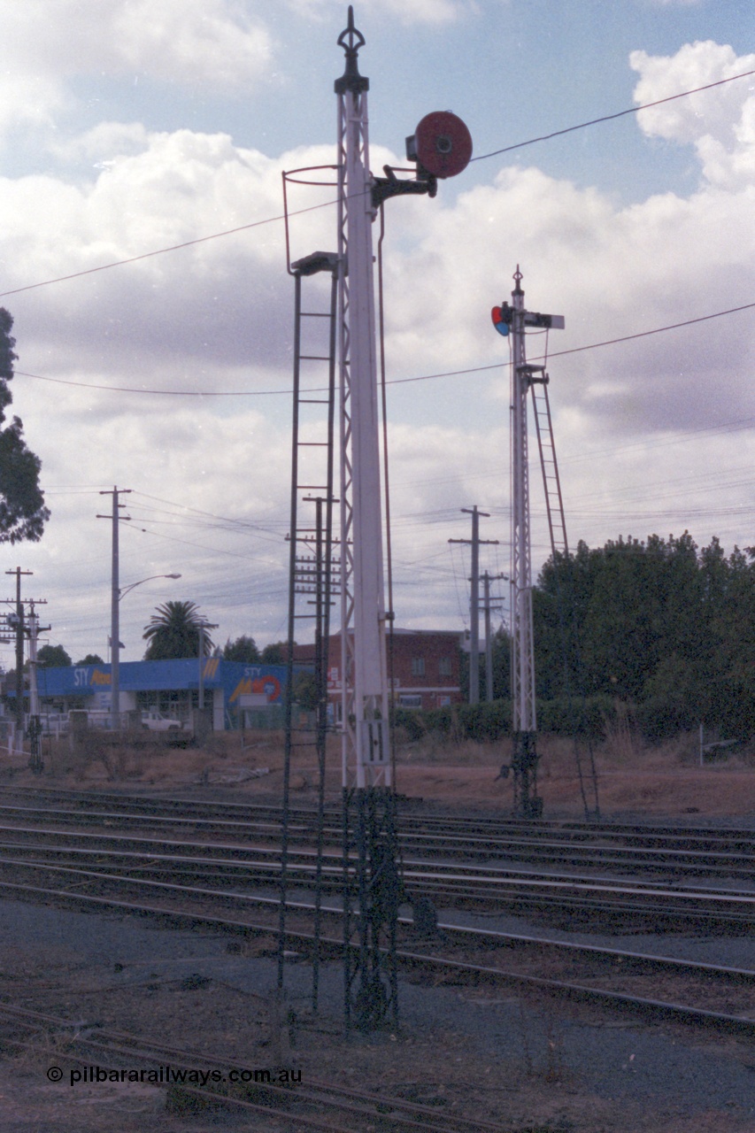 148-24
Wangaratta, Signal Post 11, Disc Signal from Sidings 'H' or 'E' to No. 3 Road towards Post 17; or to Nos. 4 or 5 Roads towards Post 19; or to No. 6 Road. Signal Post 12 to the right.
