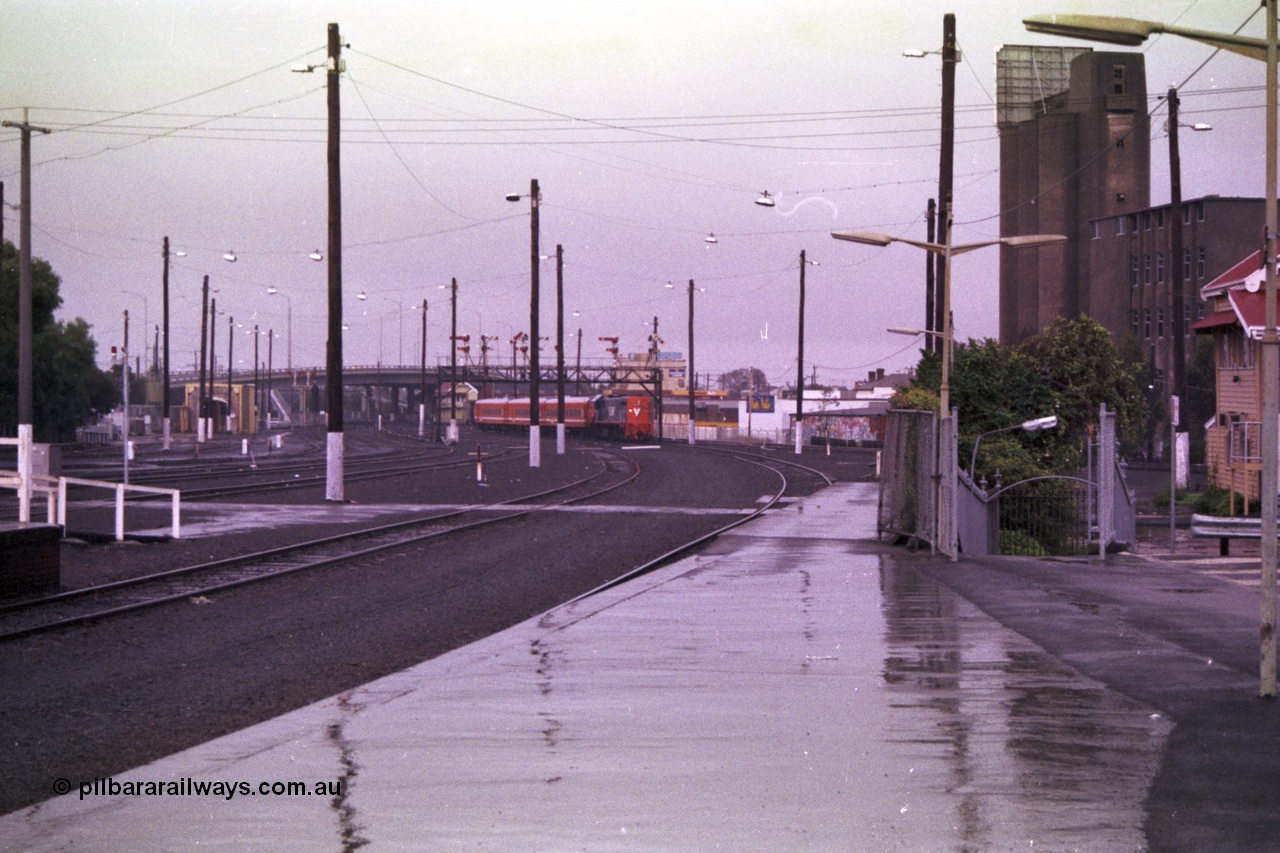150-04
Geelong, V/Line broad gauge X class X 32 Clyde Engineering EMD model G16C serial 66-485 leads down Melbourne - Geelong passenger train 8229 into Geelong station, under the signal gantry with post 19B pulled off for it to run into the platform, post 17 is pulled off for the run around movement.
Keywords: X-class;X32;Clyde-Engineering-Granville-NSW;EMD;G16C;66-485;