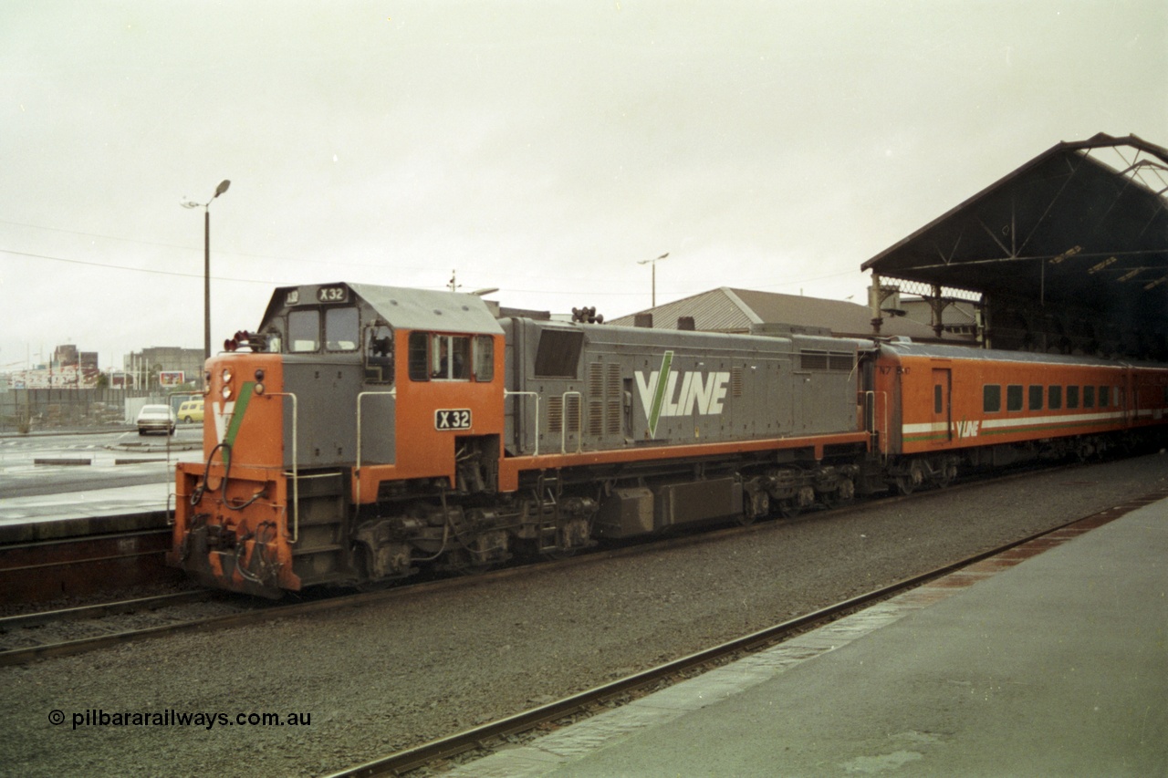 150-07
Geelong, V/Line broad gauge X class X 32 Clyde Engineering EMD model G16C serial 66-485, view from platform 2 at the up Melbourne pass 8244 of X 32 and N set 7.
Keywords: X-class;X32;Clyde-Engineering-Granville-NSW;EMD;G16C;66-485;