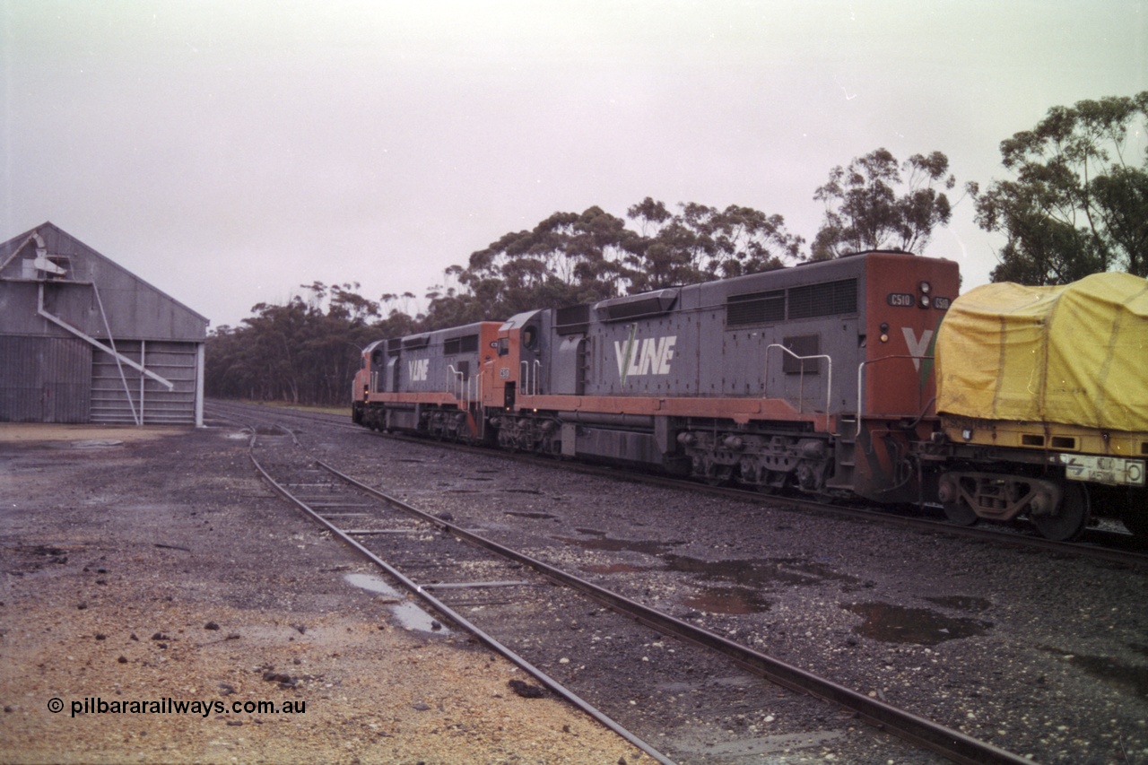 150-17
Lismore, station yard and Victorian Oats Pool bunker, looking towards Maroona from goods loading ramp, V/Line broad gauge C classes C 506 Clyde Engineering EMD model GT26C serial 76-829 and C 510 serial 76-833 leading Adelaide bound goods train 9169 along No. 2 road past the grain bunker, the goods loop or No. 3 road is closest to camera.
Keywords: C-class;C510;Clyde-Engineering-Rosewater-SA;EMD;GT26C;76-833;