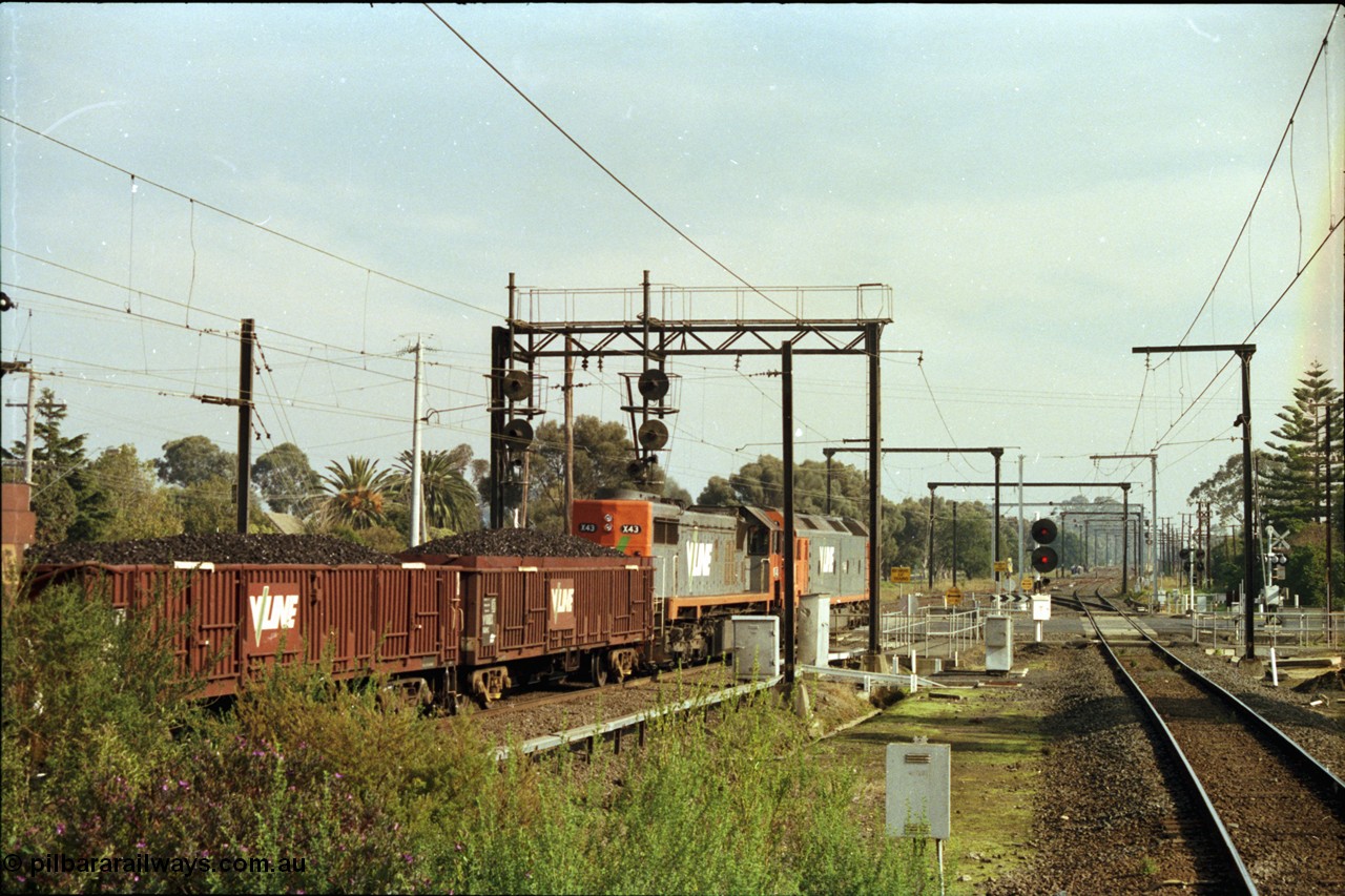 152-17
Pakenham, V/Line broad gauge up 9444 goods to Nth Geelong with G class G 543 Clyde Engineering EMD model JT26C-2SS serial 89-1276 and X class X 43 Clyde Engineering EMD model G26C serial 70-706 departs and crosses Main Street.
Keywords: X-class;X43;Clyde-Engineering-Granville-NSW;EMD;GT26C;70-706;