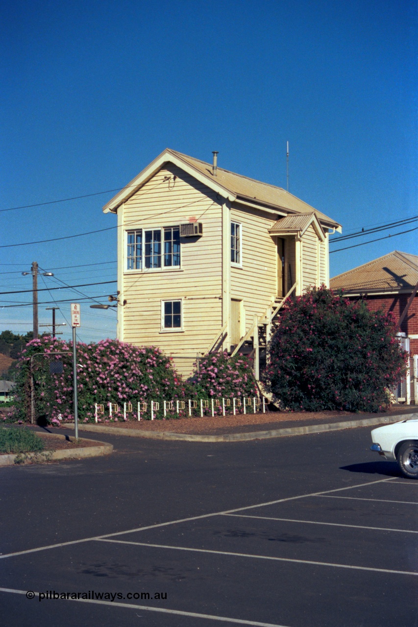 153-2-01
Bacchus Marsh, rear view of elevated signal box from car park.

