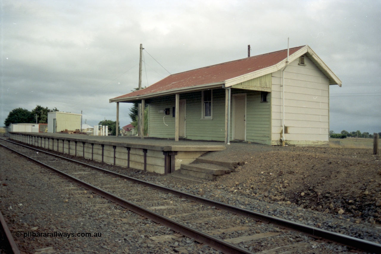 153-3-17
Derrinallum, station building and platform, platform shed, looking towards Geelong.
