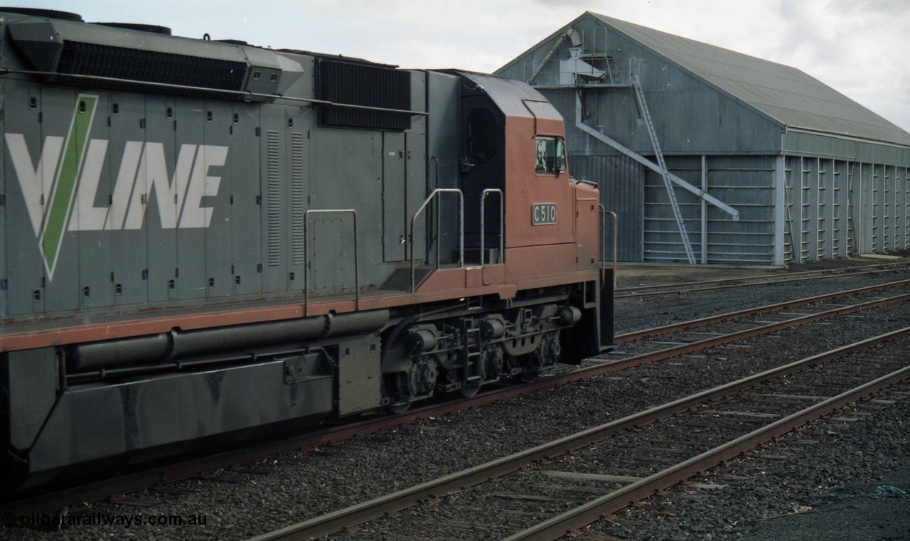 154-21
Lismore, V/Line broad gauge C class C 510 Clyde Engineering EMD model GT26C serial 76-833 leads Adelaide bound goods train 9169 past the grain bunker on No.3 Rd, train is on No.2 Rd as the unattended crossing loops utilise left hand lay trailable points.
Keywords: C-class;C510;Clyde-Engineering-Rosewater-SA;EMD;GT26C;76-833;