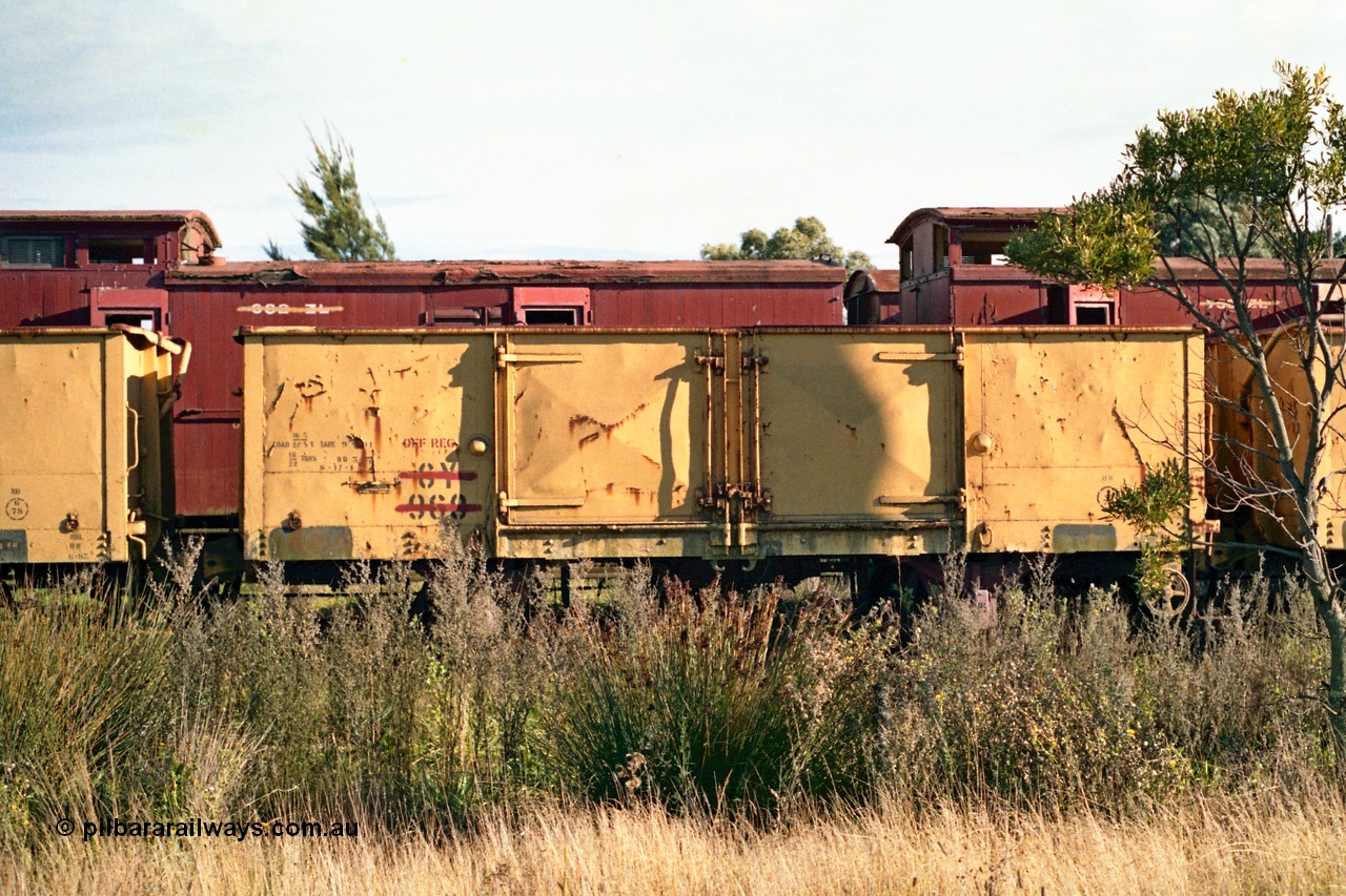 155-08
Wallan, stored 'OFF REG' waggon awaiting scrapping, four wheel waggon, GY type open waggon GY 960, side view.
Keywords: GY-type;GY960;fixed-wheel-waggon;