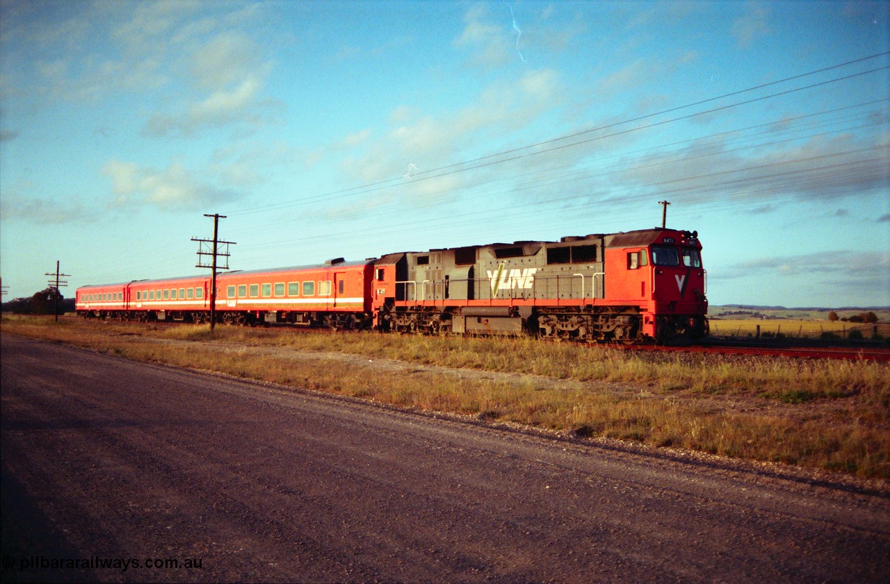 156-03
Bank Box Loop, broad gauge V/Line N class N 471 'City of Benalla' Clyde Engineering EMD model JT22HC-2 serial 87-1200 and N set N 14 with an up Dimboola passenger train.
Keywords: N-class;N471;Clyde-Engineering-Somerton-Victoria;EMD;JT22HC-2;87-1200;