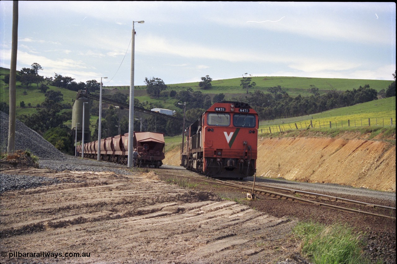 157-08
Kilmore East, Apex Quarry Siding, V/Line broad gauge locomotives N class N 471 'City of Benalla' Clyde Engineering EMD model JT22HC-2 serial 87-1200 and T class T 390 Clyde Engineering EMD model G8B serial 65-420 shunt round their train as the driver leans out the window of the T class, second person is walking up beside waggons, the locos will run through the points.
Keywords: N-class;N471;Clyde-Engineering-Somerton-Victoria;EMD;JT22HC-2;87-1200;