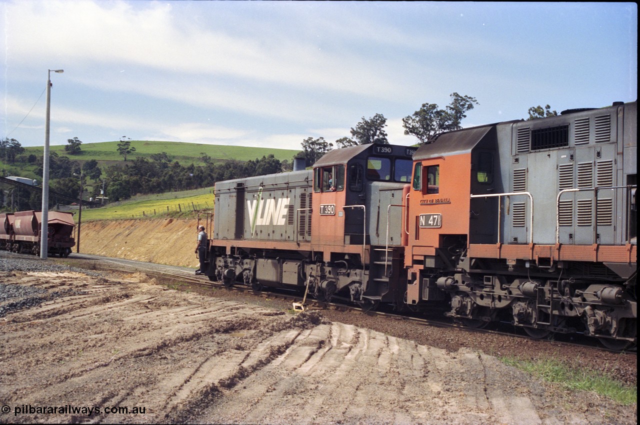 157-09
Kilmore East, Apex Quarry Siding, V/Line broad gauge locomotives N class N 471 'City of Benalla' Clyde Engineering EMD model JT22HC-2 serial 87-1200 and T class T 390 Clyde Engineering EMD model G8B serial 65-420 shunt back onto their train as the second person rides the T class having reset the points.
Keywords: T-class;T390;Clyde-Engineering-Granville-NSW;EMD;G8B;65-420;