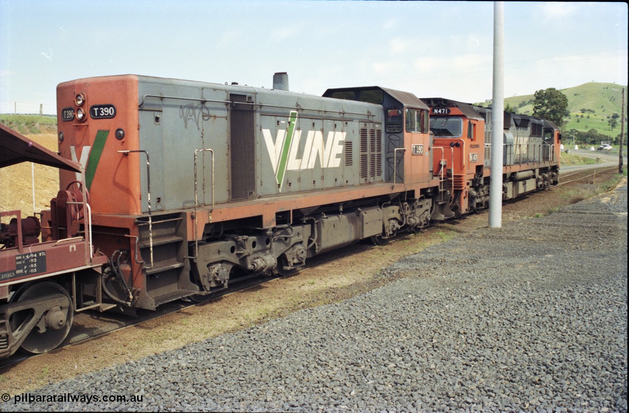 157-15
Kilmore East, Apex Quarry Siding, V/Line broad gauge locomotives N class N 471 'City of Benalla' Clyde Engineering EMD model JT22HC-2 serial 87-1200 and T class T 390 Clyde Engineering EMD model G8B serial 65-420, trailing view.
Keywords: T-class;T390;Clyde-Engineering-Granville-NSW;EMD;G8B;65-420;