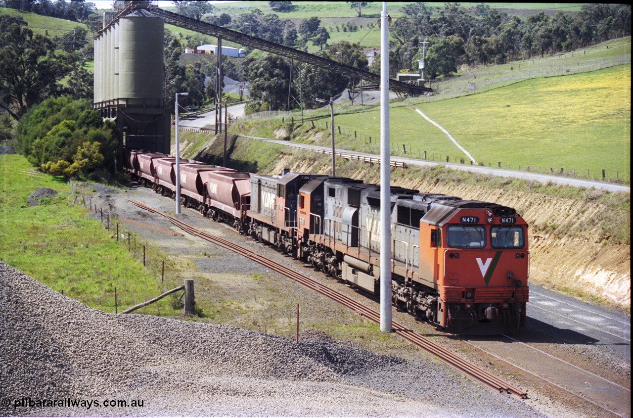 157-17
Kilmore East, Apex Quarry Siding, V/Line broad gauge locomotives N class N 471 'City of Benalla' Clyde Engineering EMD model JT22HC-2 serial 87-1200 and T class T 390 Clyde Engineering EMD model G8B serial 65-420 and VHQF type bogie quarry products waggons pushing back under the loading bins, view taken from on top of ballast pile.
Keywords: N-class;N471;Clyde-Engineering-Somerton-Victoria;EMD;JT22HC-2;87-1200;