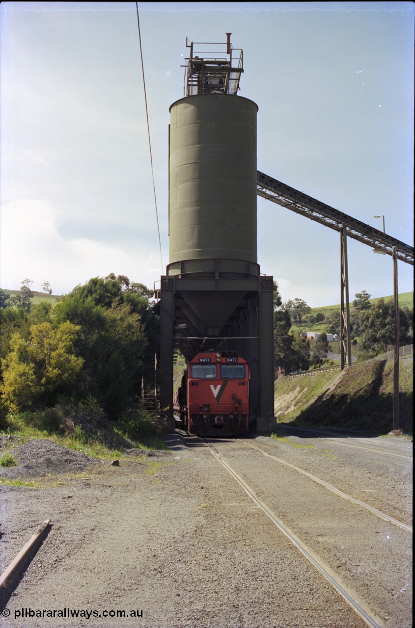 157-19
Kilmore East, Apex Quarry Siding, V/Line broad gauge locomotives N class N 471 'City of Benalla' Clyde Engineering EMD model JT22HC-2 serial 87-1200 with train under the loading bins as loading of the train commences, front vertical view.
Keywords: N-class;N471;Clyde-Engineering-Somerton-Victoria;EMD;JT22HC-2;87-1200;
