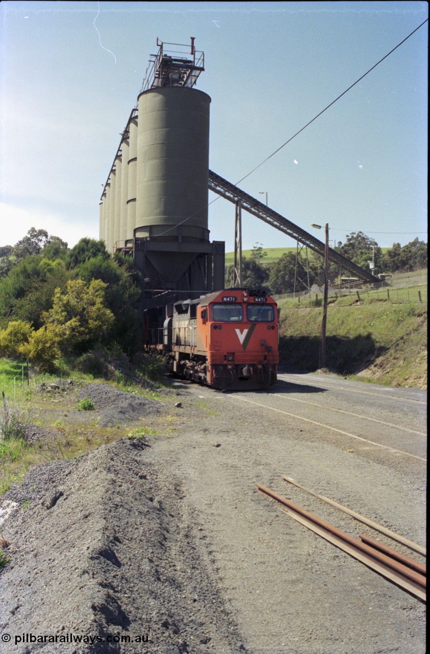 157-20
Kilmore East, Apex Quarry Siding, V/Line broad gauge locomotives N class N 471 'City of Benalla' Clyde Engineering EMD model JT22HC-2 serial 87-1200 with train under the loading bins as loading of the train commences, side vertical view.
Keywords: N-class;N471;Clyde-Engineering-Somerton-Victoria;EMD;JT22HC-2;87-1200;