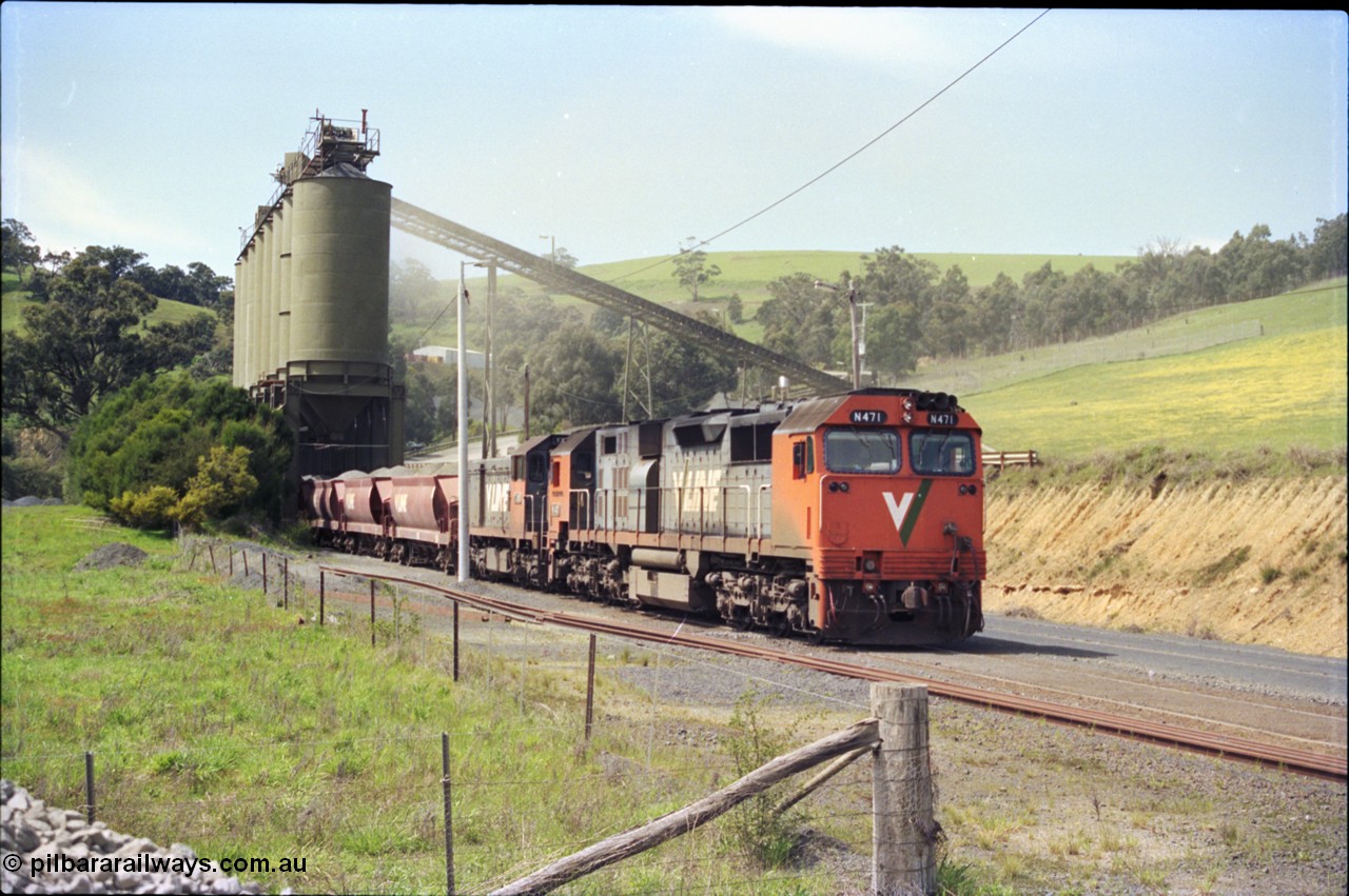 157-23
Kilmore East, Apex Quarry Siding, V/Line broad gauge locomotives N class N 471 'City of Benalla' Clyde Engineering EMD model JT22HC-2 serial 87-1200 and T class T 390 Clyde Engineering EMD model G8B serial 65-420 with train under the loading bins during loading operations.
Keywords: N-class;N471;Clyde-Engineering-Somerton-Victoria;EMD;JT22HC-2;87-1200;