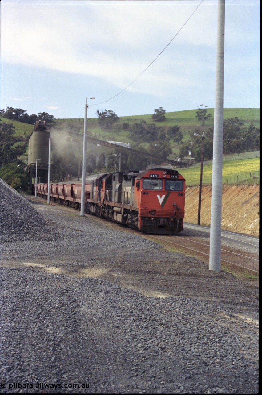 157-25
Kilmore East, Apex Quarry Siding, V/Line broad gauge locomotives N class N 471 'City of Benalla' Clyde Engineering EMD model JT22HC-2 serial 87-1200 and T class T 390 Clyde Engineering EMD model G8B serial 65-420 with train under the loading bins during loading operations, vertical view.
Keywords: N-class;N471;Clyde-Engineering-Somerton-Victoria;EMD;JT22HC-2;87-1200;