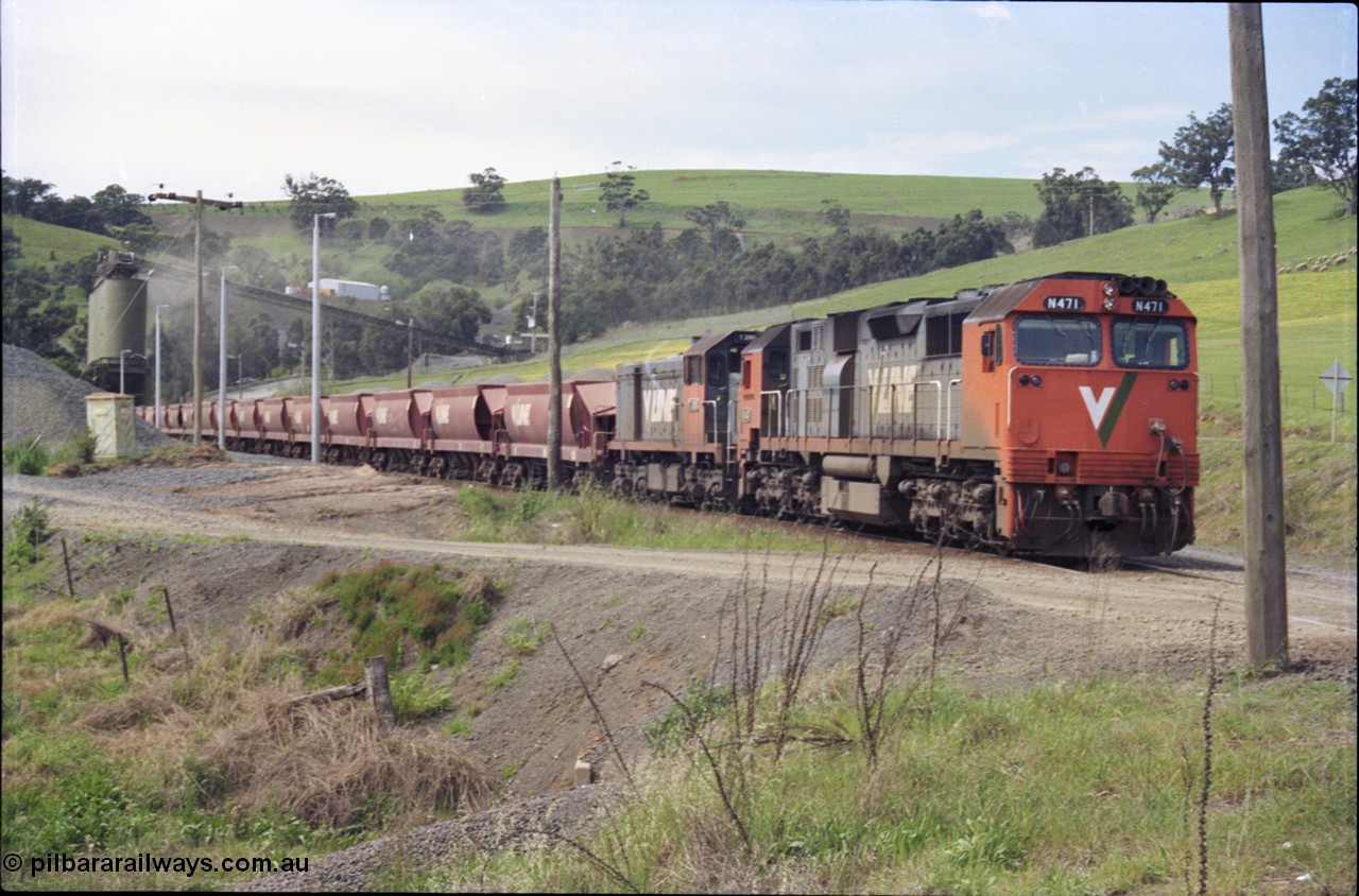 157-28
Kilmore East, Apex Quarry Siding, V/Line broad gauge locomotives N class N 471 'City of Benalla' Clyde Engineering EMD model JT22HC-2 serial 87-1200 and T class T 390 Clyde Engineering EMD model G8B serial 65-420 with train under the loading bins during loading operations, view from Broadford - Kilmore Road.
Keywords: N-class;N471;Clyde-Engineering-Somerton-Victoria;EMD;JT22HC-2;87-1200;