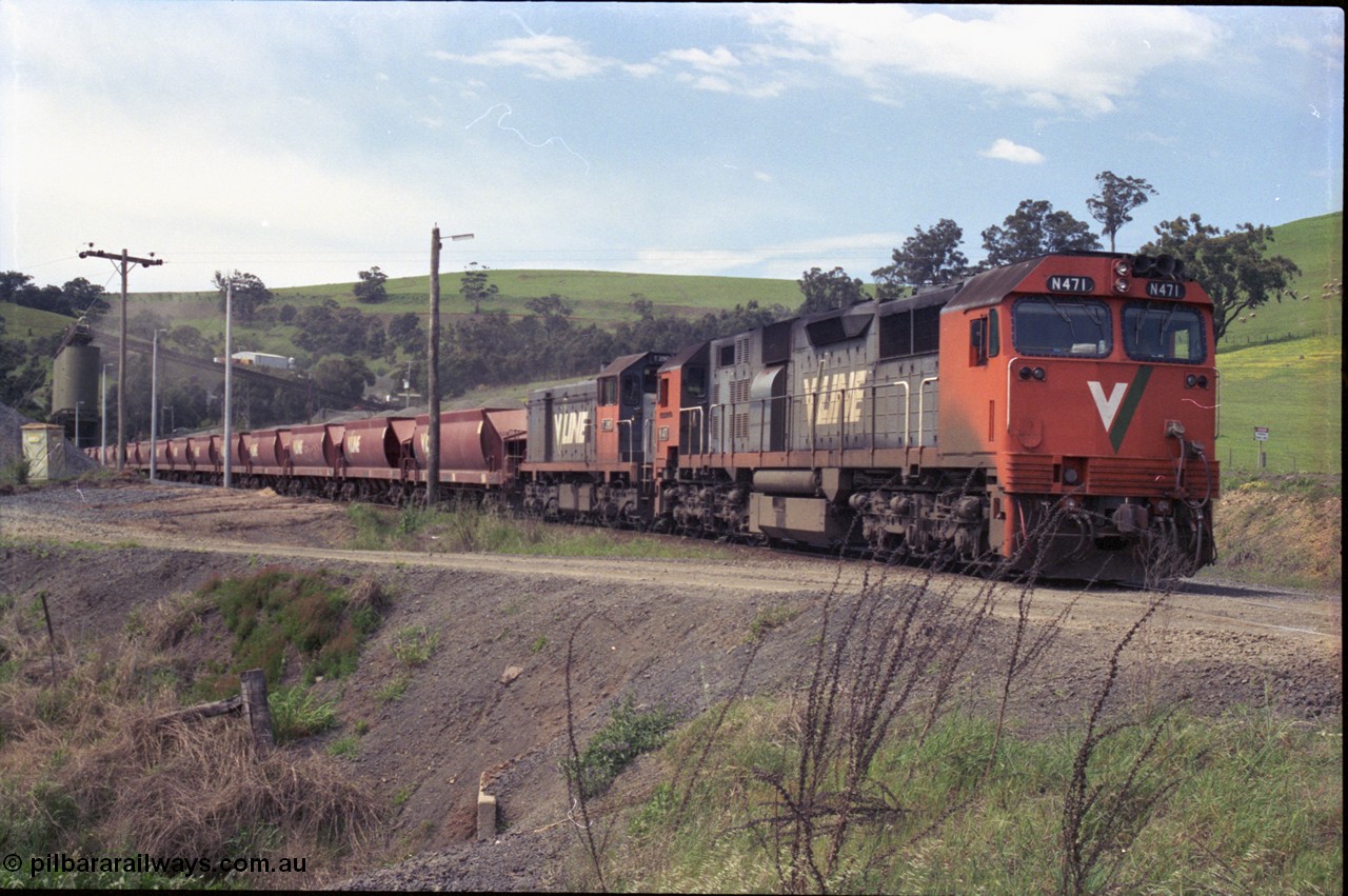 157-29
Kilmore East, Apex Quarry Siding, V/Line broad gauge locomotives N class N 471 'City of Benalla' Clyde Engineering EMD model JT22HC-2 serial 87-1200 and T class T 390 Clyde Engineering EMD model G8B serial 65-420 with train under the loading bins during loading operations, view from Broadford - Kilmore Road.
Keywords: N-class;N471;Clyde-Engineering-Somerton-Victoria;EMD;JT22HC-2;87-1200;