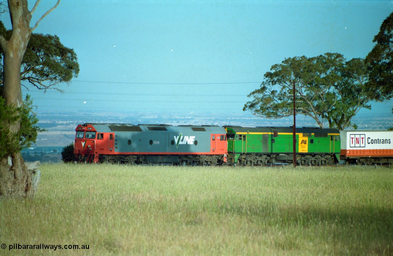 159-05
Bank Box Loop, down Adelaide bound broad gauge goods train hauled by V/Line G class G 540 Clyde Engineering EMD model JT26C-2SS serial 89-1273 and Australian National 700 class 704 AE Goodwin ALCo model DL500G serial G6059-2.
Keywords: G-class;G540;Clyde-Engineering-Somerton-Victoria;EMD;JT26C-2SS;89-1273;