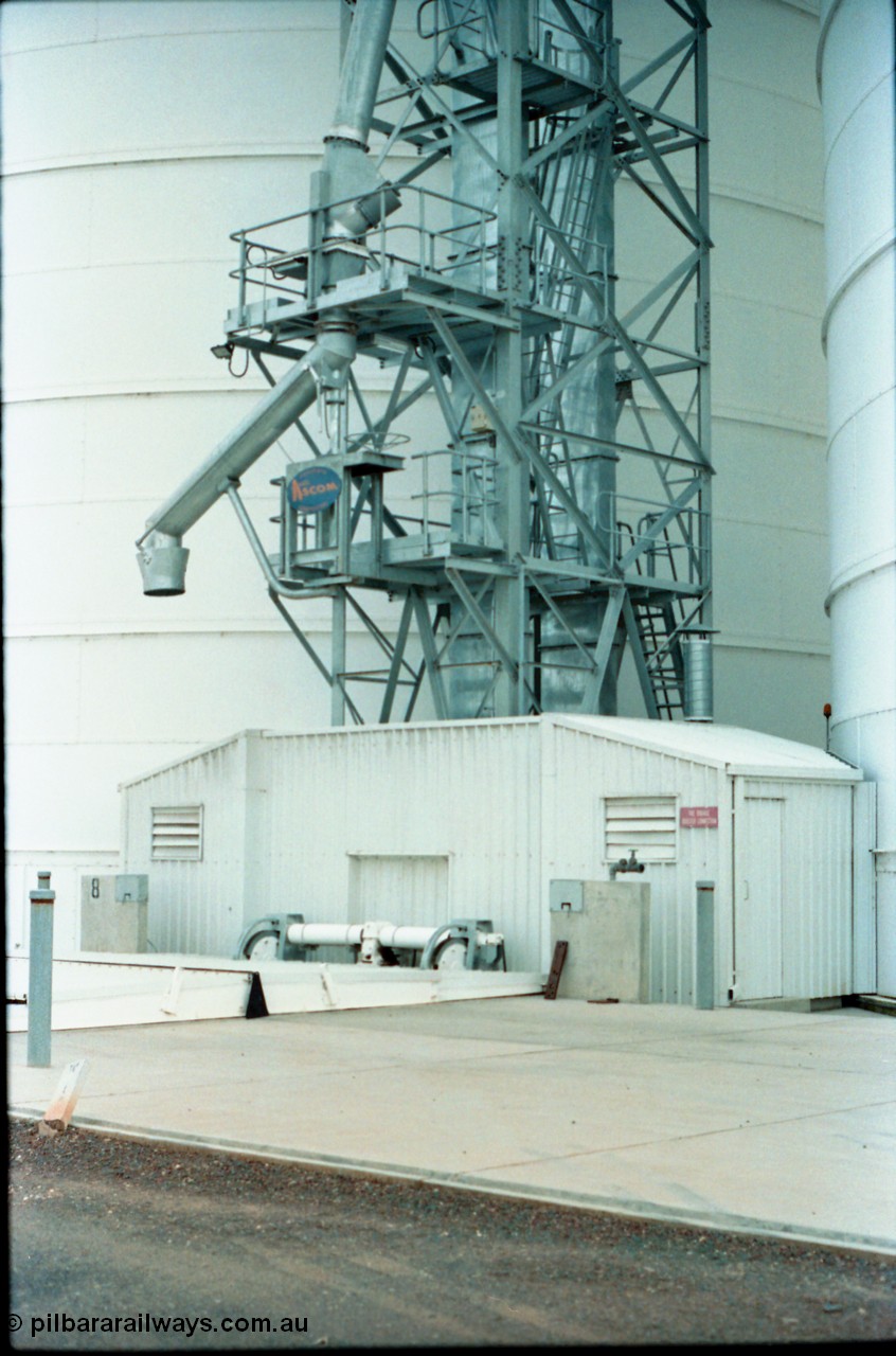 160-10
Murchison East, Ascom Jumbo style silo complex, road vehicle receival hoppers and out-loading spout.
