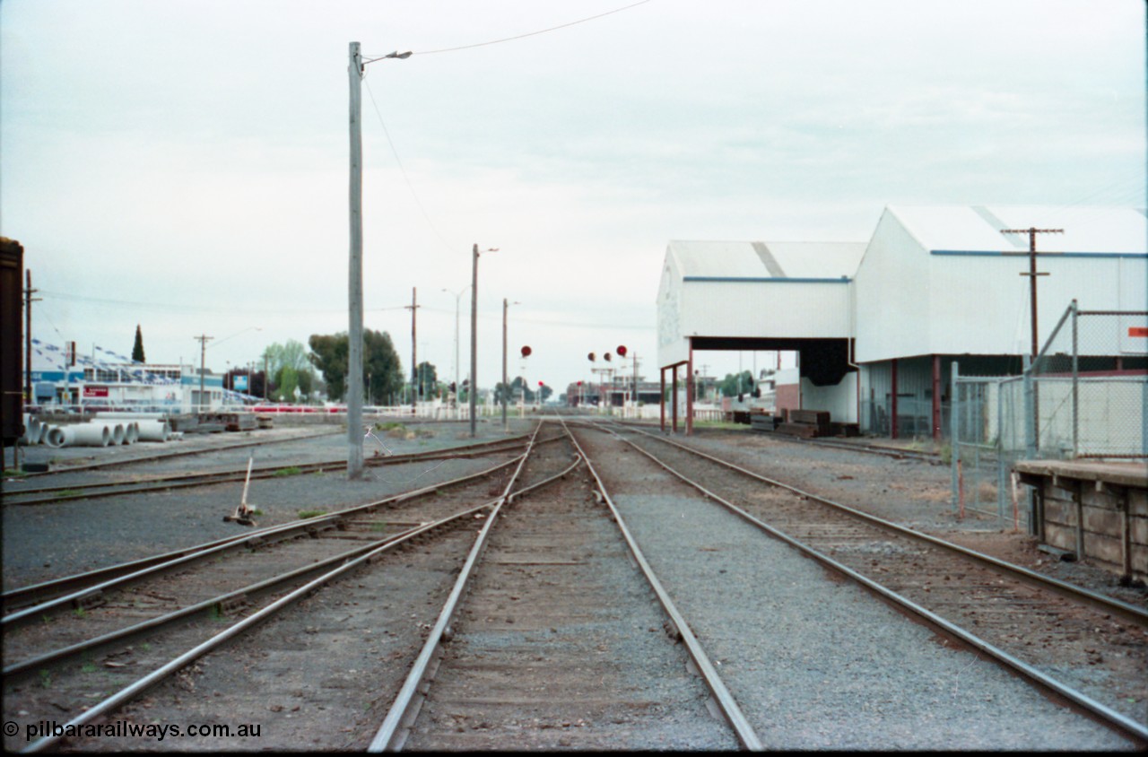 160-27
Shepparton, yard overview looking north down No.2 Rd which becomes the mainline to Tocumwal and Cobram, No.3, 4 and 5 roads at left, former Engine Track on the right to service Tubemakers, searchlight signal post protecting up and down movements, station building and platform behind on the right.
