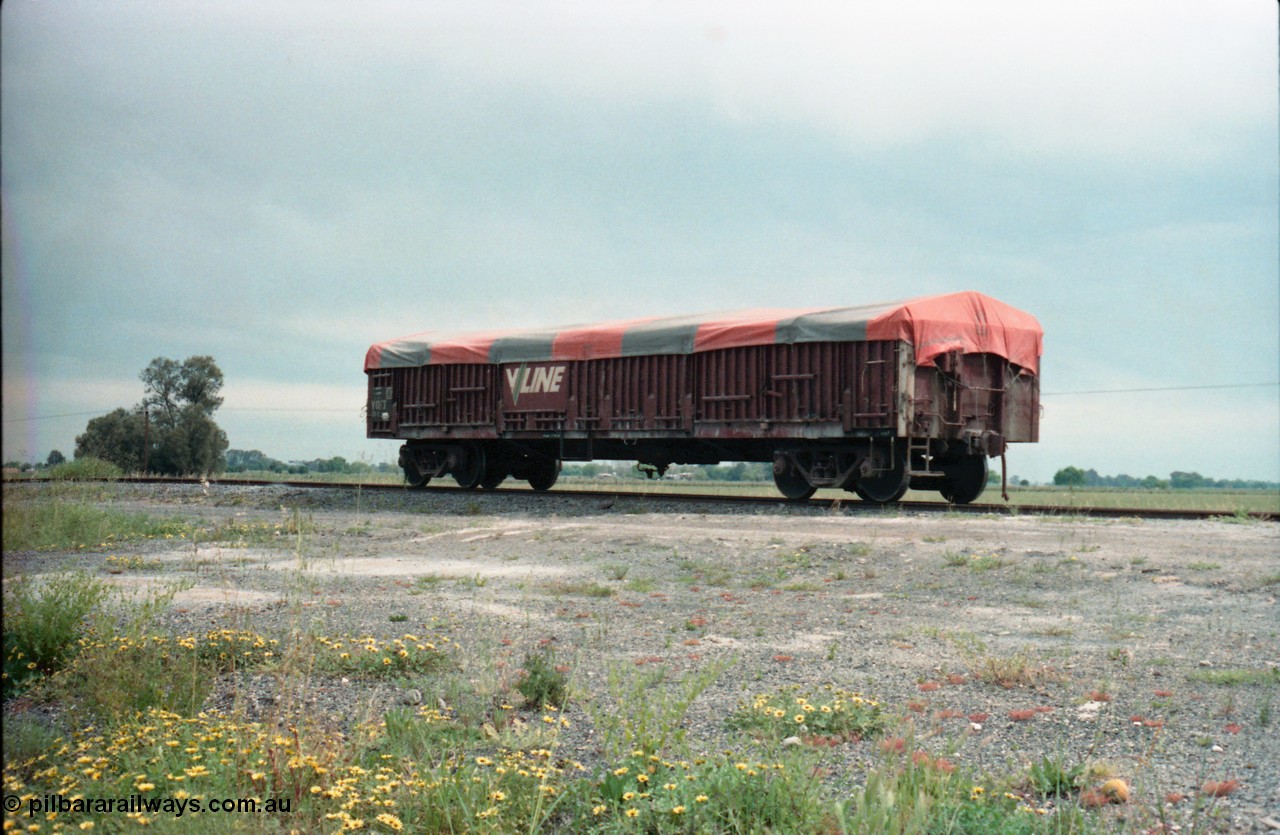 161-10
Katunga, V/Line broad gauge VOFX type bogie open waggon VOFX 36 with tarpaulin for fertiliser transport, ratchet style hand brake, originally built by Victorian Railways Newport Workshops in September 1962 as an ELF type, in 1964 to ELX, in 1980 to VOCX and in 1987 to VOFX.
Keywords: VOFX-type;VOFX36;Victorian-Railways-Newport-WS;ELF-type;