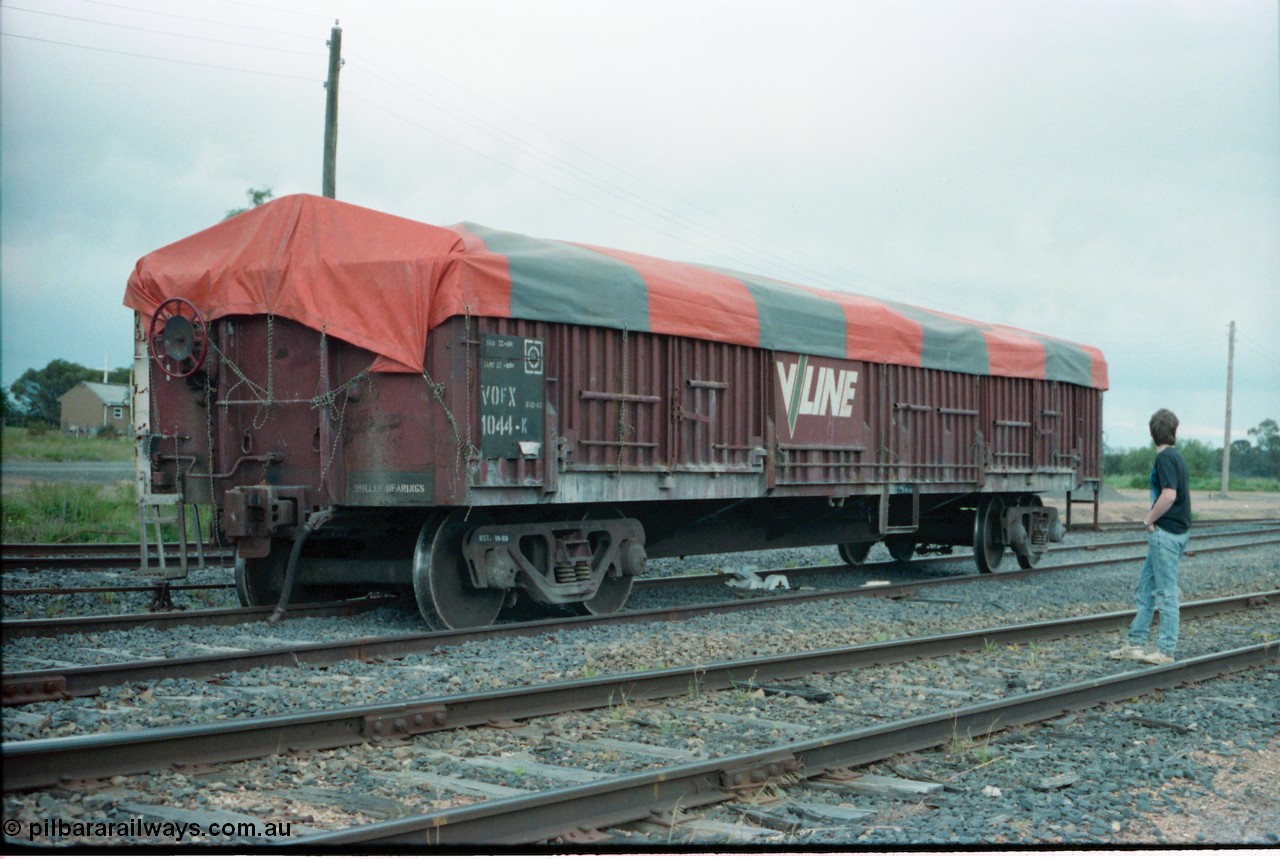 161-14
Katunga, north end of yard view with derailed V/Line broad gauge VOFX type bogie open waggon VOFX 1044 covered with tarpaulin and loaded with super phosphate, derail visible under middle of waggon, waggon started life built by Victorian Railways Bendigo Workshops in May 1975 as an ELX type, in 1978 to VOCX and in the 1980s to VOFX.
Keywords: VOFX-type;VOFX1044;Victorian-Railways-Bendigo-WS;ELX-type;
