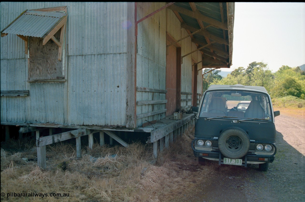 162-1-08
Healesville, goods shed, shows vehicle loaded dock and stumps, Nissan Urvan.
