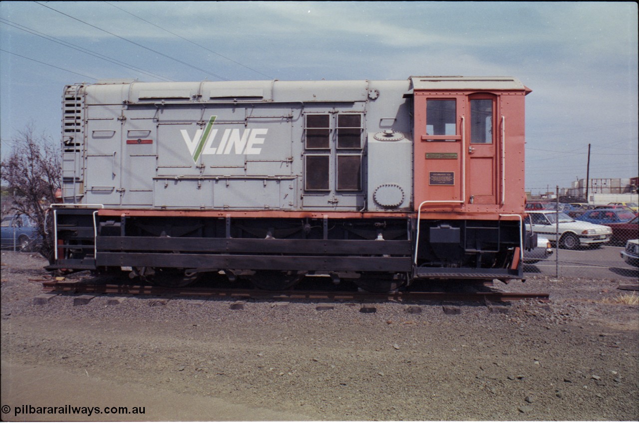 162-2-13
South Dynon Motive Power Depot, restored and statically persevered at the entrance to the depot, broad gauge shunting locomotive F class 211 'Little Trimmer' 0-6-0 built by English Electric, UK serial 1915 entered service May 1957.
Keywords: F-class;F211;English-Electric;0-6-0;1915;