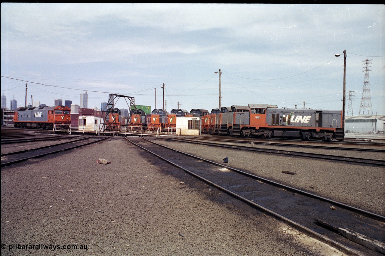 162-2-22
South Dynon Motive Power Depot, an overview of the broad gauge turntable and radial roads shows V/Line G class on the left with several H and T classes, H class H 5 Clyde Engineering EMD model G18B serial 68-632, side view.
Keywords: H-class;H5;Clyde-Engineering-Granville-NSW;EMD;G18B;68-632;
