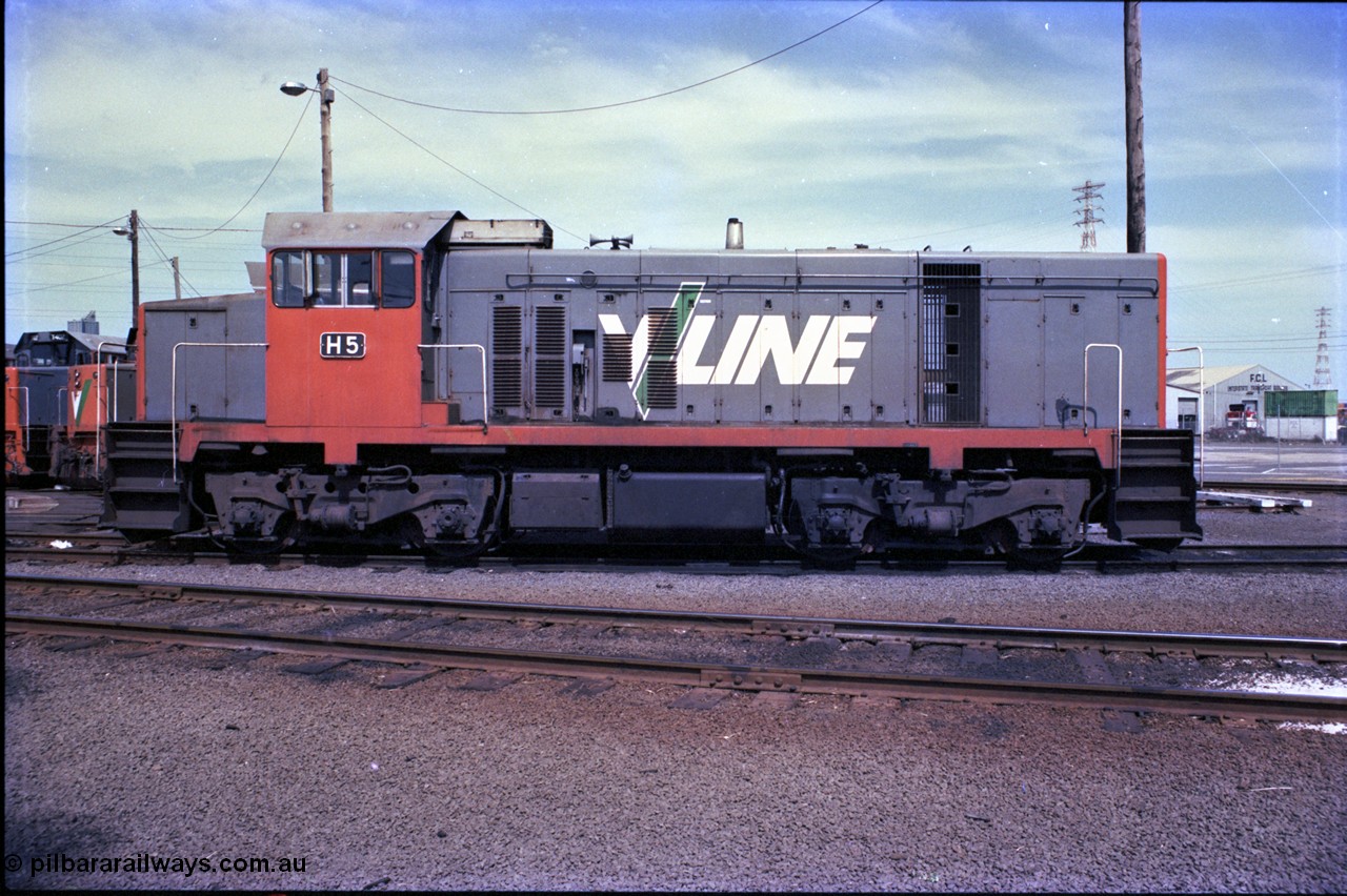 162-3-02
South Dynon Motive Power Depot, broad gauge turntable radial roads, V/Line broad gauge diesel electric locomotive H class H 5 Clyde Engineering EMD model G18B serial 68-632, side view, PTC Open Day.
Keywords: H-class;H5;Clyde-Engineering-Granville-NSW;EMD;G18B;68-632;