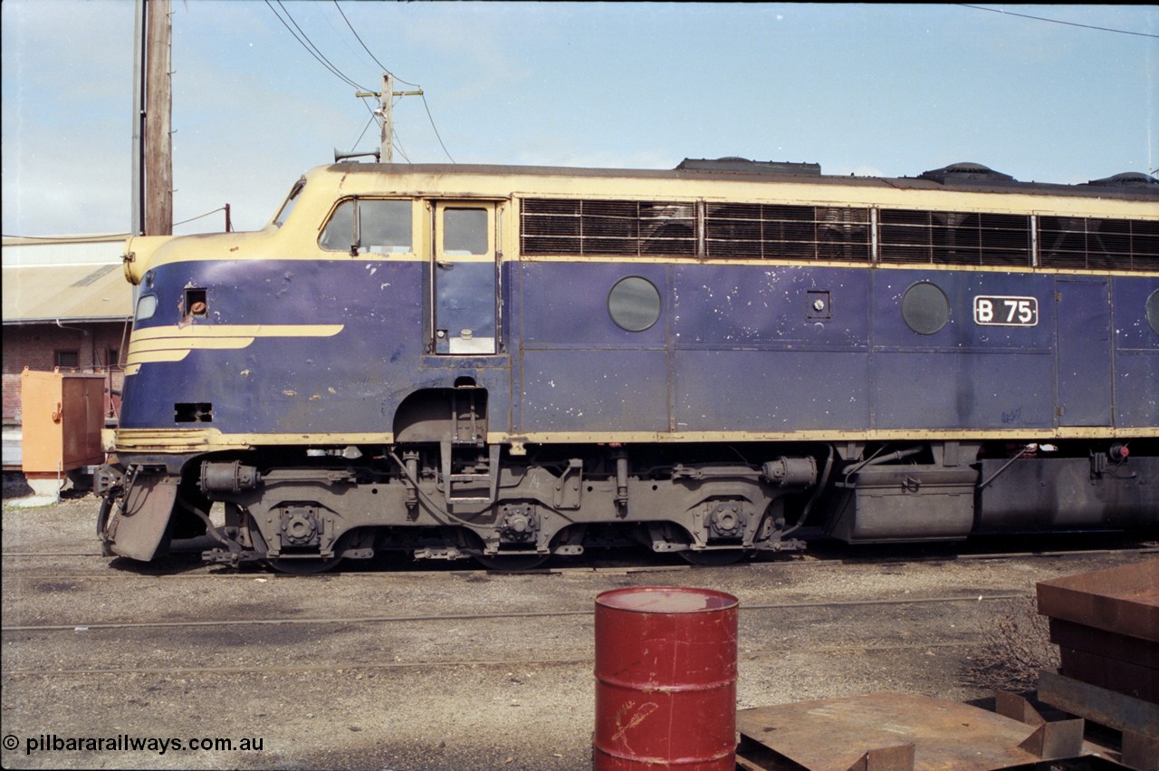 165-04
Wodonga loco depot, V/Line broad gauge Bulldog locomotive B class B 75 Clyde Engineering EMD model ML2 serial ML2-16 still in Victorian Railways livery, cab side view.
Keywords: B-class;B75;Clyde-Engineering-Granville-NSW;EMD;ML2;ML2-16;bulldog;