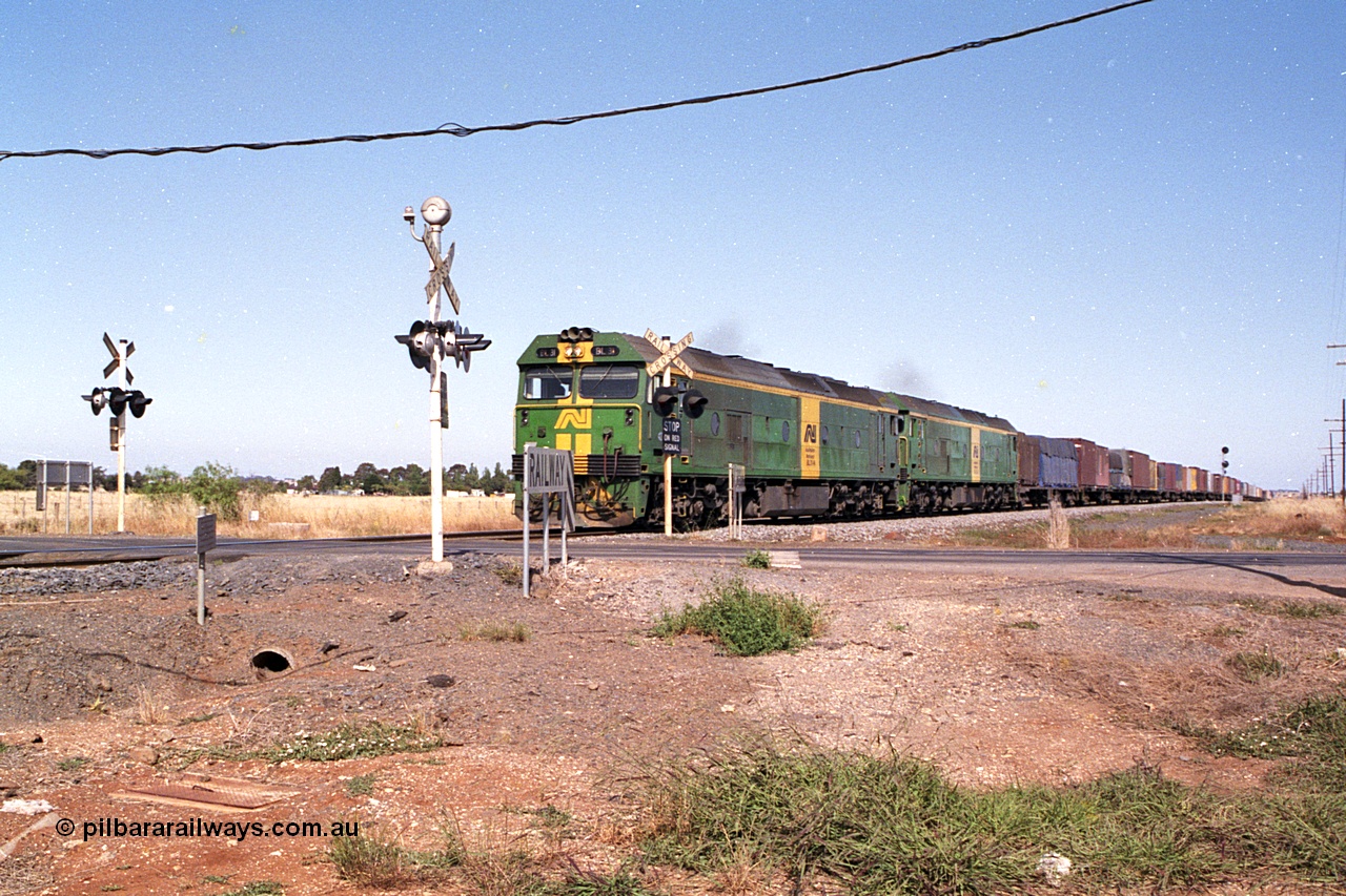168-18
Rockbank, double Australian National broad gauge BL class locomotives lead a down Adelaide bound goods train at the grade crossing.
Keywords: BL-class;BL31;Clyde-Engineering-Rosewater-SA;EMD;JT26C-2SS;83-1015;