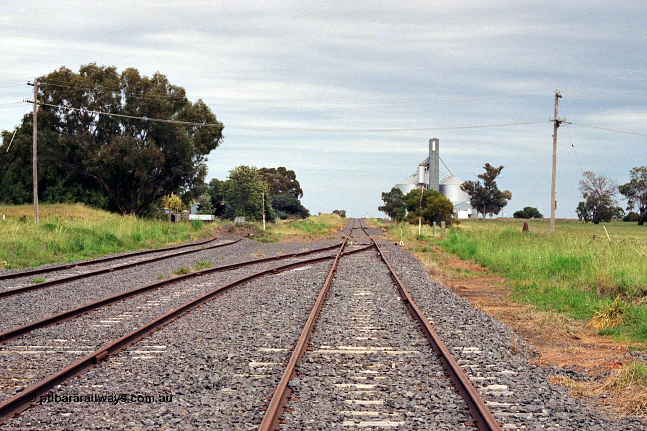 170-07
Dookie, track view looking towards Shepparton, west, along the mainline, crossover to silos and gravitational road on the left, GEB sub-terminal silo complex visible on the right.
