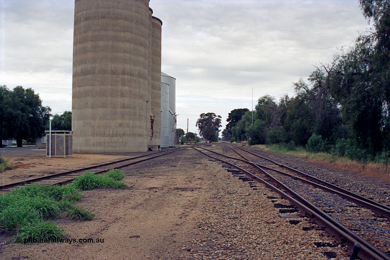 170-11
St James station yard overview, looking south towards Benalla, Williamstown style silo complex with an Ascom style complex behind it, goods platform in the distance, radio mast stand at former station platform site on the right.
